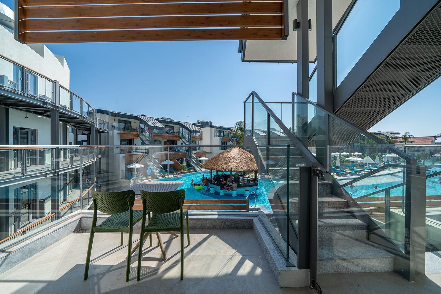 Large Room Pool Access via Stairs